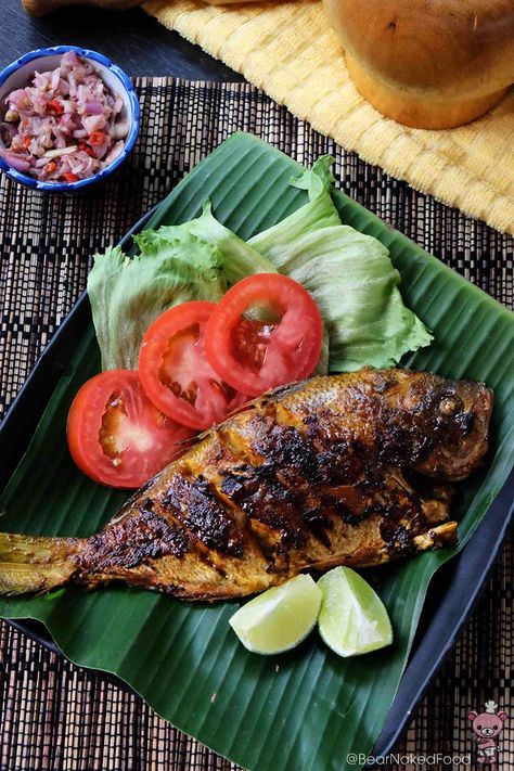 Balinese Ikan Bakar – Grilled to perfection with a moist & flaky flesh inside, and a crispy charred skin on the outside. Ayam Bakar, Indonesian Cuisine, Grilled Seafood, Jimbaran, Malaysian Food, Grilled Fish, Indonesian Food, African Food, Fish Dishes