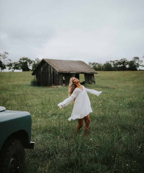 Pasture Photoshoot, Desert Cowgirl, Farm Photoshoot, Cowgirl Photoshoot, Country Photos, Farm Photography, Cowgirl Aesthetic, 29th Birthday, Senior Pics