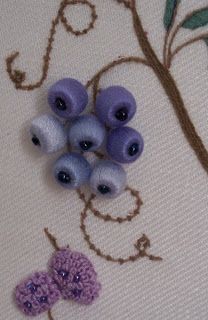 Just String: Tricks to making blueberries! Brazilian Embroidery Stitches, Ribbon Embroidery Kit, Hardanger Embroidery, Learn Embroidery, Brazilian Embroidery, Creative Embroidery, Silk Ribbon Embroidery, Crewel Embroidery, Embroidery Ideas