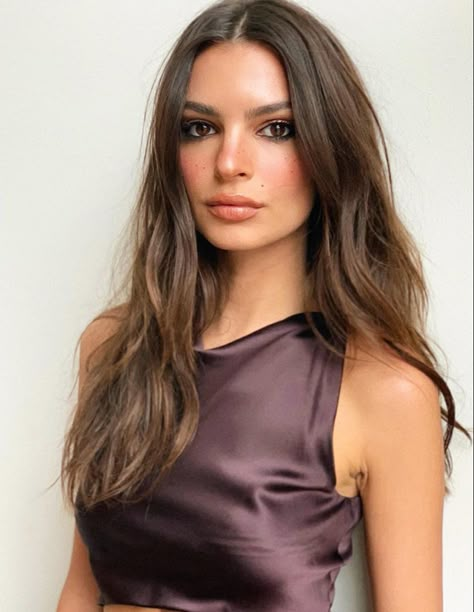 Emily Ratajkowski Hair, Hair Color For Brown Eyes, Brown Hair Inspiration, Hair Mascara, Emily Ratajkowski Style, My Babe, Loose Waves Hair, Eyeliner Looks, Hair Coloring