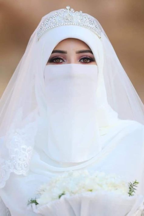 Muslimah Photography Aesthetic, Niqab Bride, Mode Niqab, Niqabi Bride, Muslim Wedding Hijab, Muslimah Wedding Dress, Muslimah Wedding, Muslim Brides, Veiled Woman