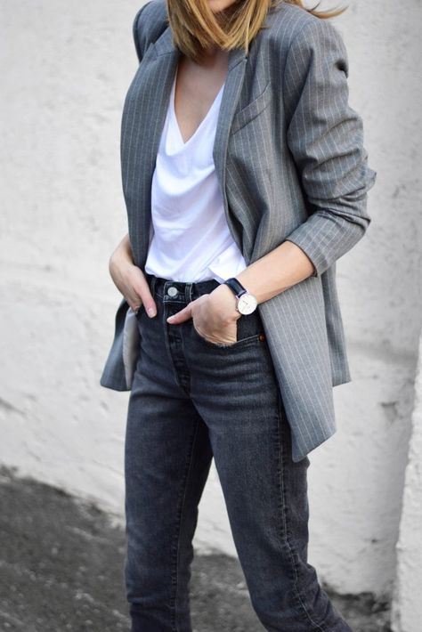 striped blazer and levi's 501 skinny jeans, katiquette Pinstripe Blazer Outfit, Blazer Outfit For Women, White Shirt Black Jeans, Striped Blazer Outfit, Orange Blazer Outfits, Grey Blazer Outfit, Moda Casual Chic, Blazer Outfits Casual, Blazer Casual