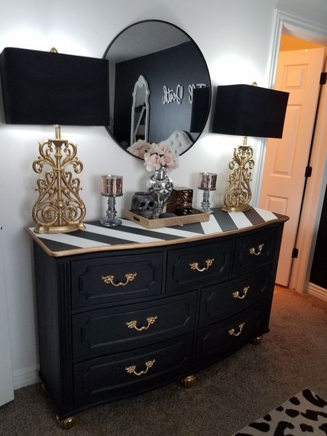 Black And White Dresser, Stained Furniture, Dark Cozy Bedroom, Upcycle Furniture, Furniture Remodeling, Dresser Refinish, Painted Beds, Diy Dresser Makeover, Decor 2023