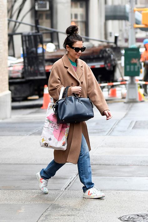 Katie Holmes wears mom jeans and a camel coat with her, now sold-out, Madewell x Veja sneakers on Feb. 13.  #katieholmes #streetstyle #veja #sustainablesneakers #celebritystyle Black Pointy Boots, Leather Sneakers Outfit, Baggy Mom Jeans, Zapatillas Veja, Katie Holmes Style, Sneakers Street, Veja Sneakers, Fashion Shoes Sneakers, Over 50 Womens Fashion