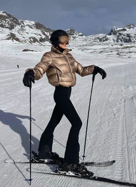 agnevaher Trendy Ski Outfits, Ski Holiday Outfit, Women Ski Outfit, Ski Vacation Outfits, Ski Gear Women, Cute Ski Outfits, Winter Ski Fashion, Ski Fashion Womens, Ski Inspiration