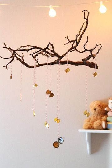 Tree branch mobile Twig Mobile, Branch Hanger, Branch Mobile, Natural Mobile, Family Trees Diy, Diy Baby Mobile, Kids Deco, Diy Jewelry Holder, Hanging Tree