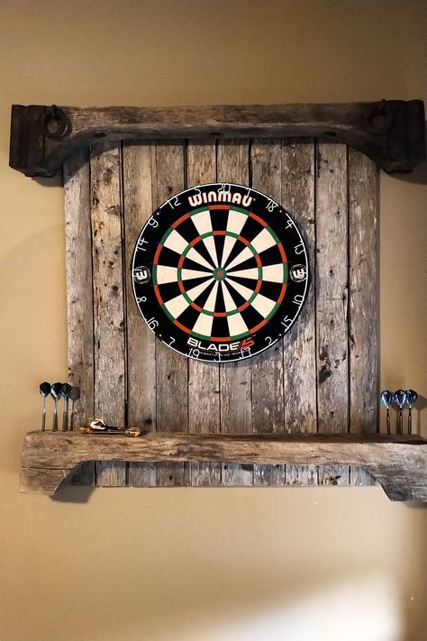 Pallet Dart Board, Dart Board Wall Ideas, Dartboard Stand Diy, Rustic Dart Board, Dart Board Wall, Basement Games, Diy Pallet Wall, Garage Furniture, Dart Boards