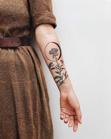 Yarrow and the Waning Gibbous moon tattoo inked on the left forearm by Finley Jordan Waning Gibbous Tattoo, Botanisches Tattoo, Flame Princess, Nature Tattoos, Sleeve Tattoo, Tattoo Ink, Skin Art, First Tattoo, Love Tattoos