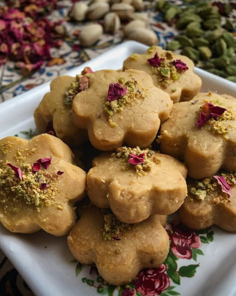 Persian Desserts, 1st Day Of Spring, Chickpea Cookies, Persian Recipes, Persian Cuisine, Chickpea Flour, Persian Food, Think Food, 1st Day