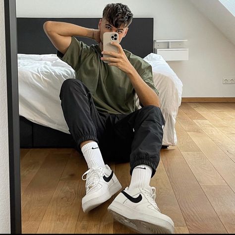 Air Force 1 Outfit Men Winter, White Joggers Outfit Men, Nike Af1 Outfit Men, White Nike Air Force 1 Outfit, White Air Force Ones Outfit, Gym Outfit Men Style, Nike Air Force Ones Outfit, Nike Socks Outfit, White Nike High Tops