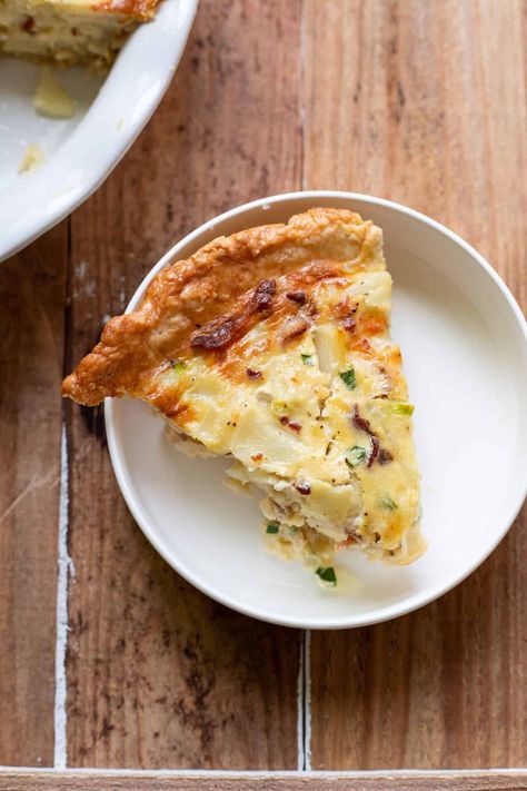 A hearty quiche made up of potatoes, bacon and green onion. The quiche crust is super flaky, buttery and all around perfection. Green Onion Quiche, Best Buttermilk Pancakes, Quiche Crust, Pancakes Homemade, Onion Quiche, Potatoes Crispy, Crumb Recipe, Potato Bacon, Bacon Quiche