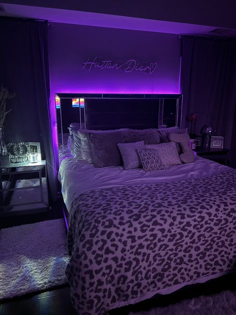 Maddy Bedroom Euphoria, Latina Room Aesthetic, Bedroom Ideas Y2k, Purple Room Ideas, Baddie Room Ideas, Leopard Room, Bedroom Ideas Cozy, Ocean Room Decor, Girl Apartment Decor