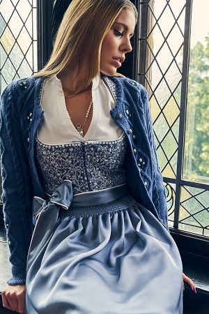 Trendige Tradition - Swarovski x Krüger - Trachtenbibel Dirndl Wedding Dress, Oktoberfest Hair, Dirndl Pattern, Wedding Dirndl, Dirndl Outfit, German Dress, Oktoberfest Outfit, Traditional Jacket, True Summer