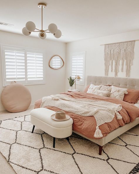 Terra Cotta Bedroom Decor, College Student Bedroom At Home, Pink And Wood Bedroom Ideas, Light Pink Boho Bedroom, Colorful Western Bedroom, Blush Bedding Bedroom Ideas, Nayvee Nelson Bedroom, Pink Bedding Room Ideas, Blush Pink Boho Bedroom