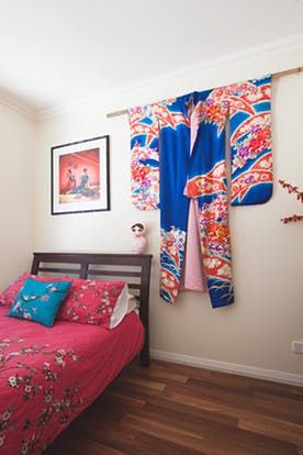 Hang Kimono On Wall, Display Kimono, Japanese Decor Ideas, Parisian Style Apartment, Asian Inspired Bedroom, Japanese Inspired Bedroom, Japanese Bedroom, Japanese Home Decor, Interior Design Images