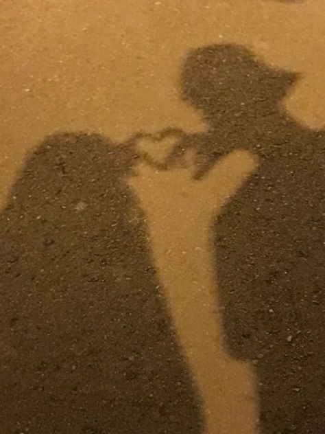 Shadow Pics, Couple Shadow, Teen Relationships, People Kissing, Aesthetic Couple, Selfie Poses Instagram, Shadow Pictures, Teen Love, Selfie Poses