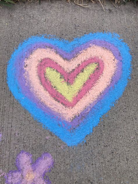 Chalk Art Simple, Simple Chalk Art Sidewalk, Simple Chalk Art, Fun Chalk Art, Chalk Ideas, Chalk Design, Sidewalk Chalk Art, Painted Hearts, Chalk Drawings