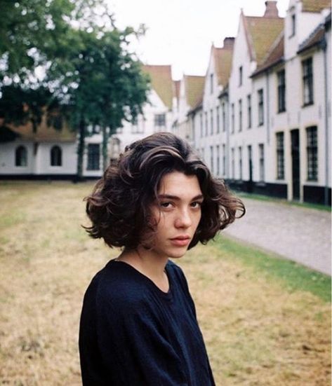 Steffy Argelich, 90s Grunge Hair, Short Grunge Hair, Photographie Portrait Inspiration, Hair Reference, Grunge Hair, Big Hair, Young Woman, Dark Hair