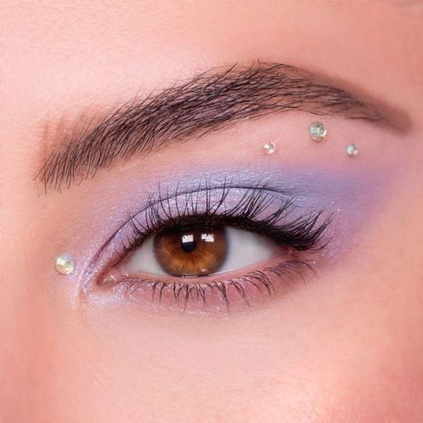 Purple Pastel Makeup, Purple Eye Makeup With Gems, Make Up With Crystals, Crystal Makeup Look, Makeup With Crystals, Pastel Eyeshadow Looks, Crystal Eye Makeup, Purple Makeup Looks, Face Crystals