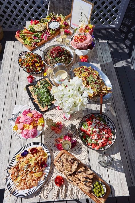 With Love From Kat Hosts a Moroccan-Inspired Party Ramen Dinner, Diner Party, Moroccan Party, Iftar Party, Birthday Menu, Dinner Party Decorations, Family Style Dinner, Outdoor Dinner Parties, Birthday Dinner Party