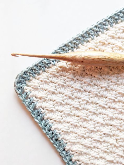 A crochet swatch with a double crochet border. Easy Crochet Borders, Crochet Baby Blanket Borders, Crochet Picot Edging, Crochet Baby Blanket Edging, Crochet Edging Patterns Free, Crochet Blanket Border, Crochet Scarf For Beginners, Crochet Blanket Edging, Crochet Scarf Easy