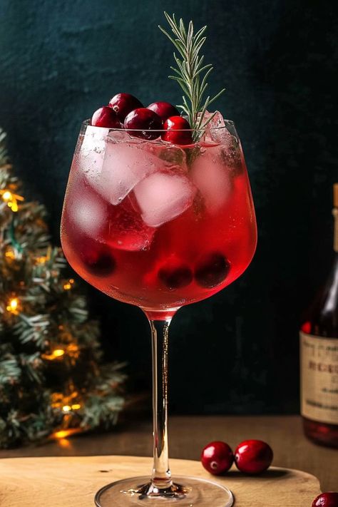 Winter Cranberry Aperol Spritz Recipe: Step-by-Step Festive Christmas Holiday Drink Italian Christmas Drinks, Italian Cocktails Winter, Italian Christmas Cocktails, Amaretto Christmas Drinks, European Cocktails, Amaretto Cocktails, Italian Cocktail Recipes, Christmas Spritz, Christmas Beverages