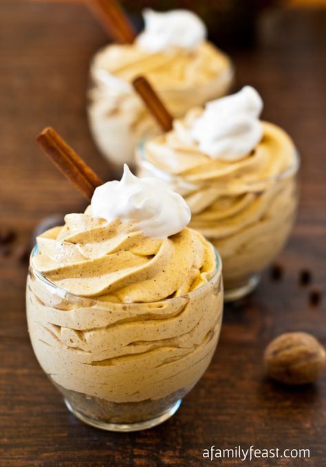 No-Bake Mini Pumpkin Cheesecake - a quick and easy recipe and so creamy and delicious! Pumpkin Cheesecakes, Stuffed Shrimp, Mousse Dolce, Mini Pumpkin Cheesecake, Peter Piper, No Bake Pumpkin Cheesecake, Cheesecake Mousse, Holiday Sweets, Polish Food