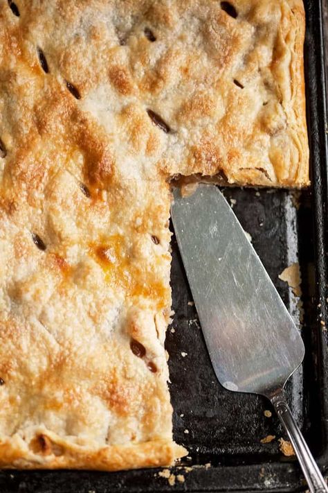 Flat Apple Pie, Apple Slab Pie Recipe, Slab Pie Recipes, Apple Slab Pie, Slab Pie, Pie Crust Recipes, Flaky Crust, Pie Bar, Sweet Pie