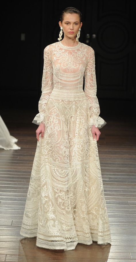 La Masía Les Casotes | Vestidos de Novia  #boda #novia  #bride #inspiracion Valentino Wedding Dress, Valentino 2017, Naeem Khan Bridal, Lace Dress Vintage, Naeem Khan, Elegant Bride, Bridal Fashion Week, Couture Wedding, Long Sleeve Wedding