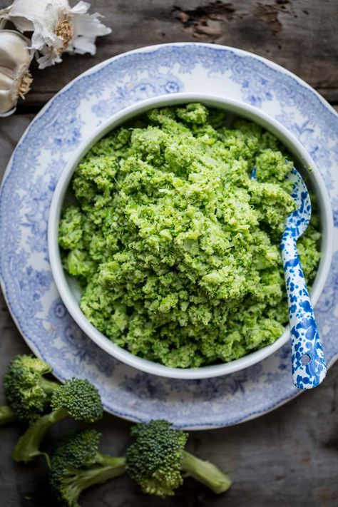 Garlic Mashed Broccoli, a easy vegan side dish. #vegan #glutenfree #lowcarb #broccoli Mashed Broccoli, Smashed Broccoli, Broccoli Puree, Vegan Recipes Broccoli, Healty Dinner, Gluten Free Sides, Vegan Side Dishes, Healthy Meal Delivery Service, Garlic Mashed