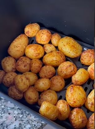 Air Fryer Tinned Potatoes, Airfryer Tinned Potatoes, Tinned Potatoes Air Fryer, Tinned Potatoes Recipes, Can Potatoes Recipes, Sausage And Chips, Crispy Roast Potatoes, Crispy Baked Potatoes, Best Baked Potato