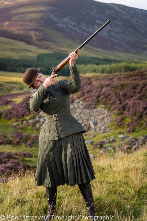 1880s Victorian shooting costume by Prior Attire, for The Victorian Dressmaker vol2 Carnaval Costumes, Edwardian Women, Women Hunting, Carnaval Costume, 1910s Fashion, Vintage Sportswear, Old Dresses, Dress Inspo, Birds Eye View