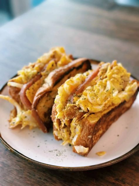 The sandwich has cabbage, spam, cheese, and eggs, inspired by the famous Korean Street Toast. Egg And Ham Breakfast, Ham Breakfast Sandwich, Korean Sandwich, Spam Sandwich, Mac Salad Recipe, Creamy Macaroni Salad, Tiffy Cooks, Ham Breakfast, Asian Noodle Recipes