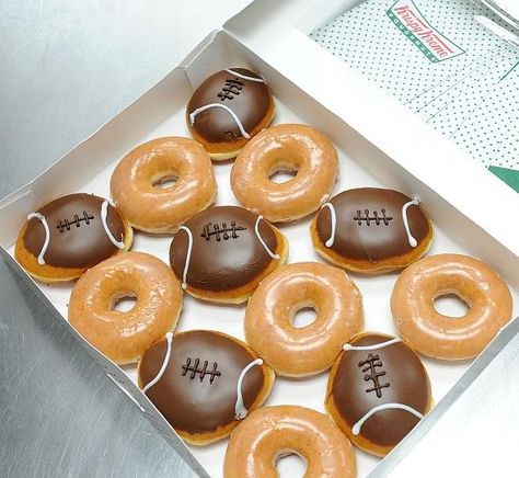 Football Donuts Ideas, Easy Football Snacks, Super Bowl Treats, Football Food Appetizers, Excalibur Hotel, Football Banquet, Football Party Foods, Krispy Kreme Doughnut, Sports Baby Shower