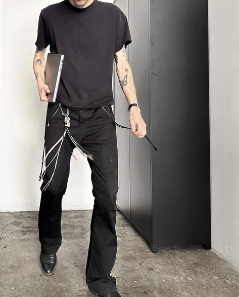 Male Goth Fashion, Owen Hyatt, Rockstar Outfit Men, Male Goth, 70s Fashion Men, Oversize Outfit, Techwear Fashion, All Black Fashion, Mens Trendy Outfits