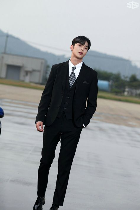 Mens Street Style Urban, Sf9 Rowoon, Black White Outfit, Fnc Entertainment, Kdrama Actors, High Fashion Street Style, Korean Street Fashion, Kpop Fashion, Korean Actors