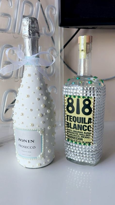 21st Birthday Bottle Decoration, Glitter Champagne Bottles, Custom Champagne Bottle, Decoupage Bottles, Diy Bucket, Bottle Decorations, Prosecco Wine, Secret Party, Glitter Champagne