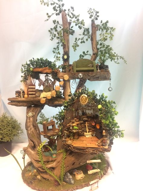 Diy Fairy Tree House, Fairy Houses In Trees, Farie Houses, Crafts From Sticks, Small Fairy House, Diy Fairy Home, Homemade Fairy Houses Diy, Fairy Collection, Fairy Garden Tree House