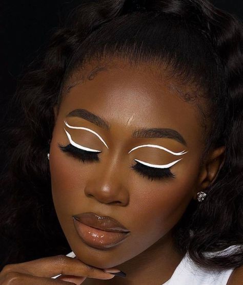 White Eyeliner Makeup, Black Makeup Artist, Bombshell Makeup, Black And White Makeup, White Makeup, White Eyeliner, Black Makeup, Eyeliner Looks, No Eyeliner Makeup