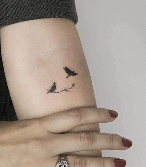 Dainty birds tattoo Two Birds Tattoo, White Bird Tattoos, Minimalist Tattoo Meaning, Typography Tattoo, Birds On A Branch, Crow Tattoo, Tattoo Zeichnungen, Inspiration Tattoos, Geniale Tattoos