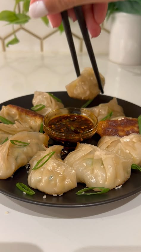 These pan fried dumplings or potstickers have the most irresistible crispy bottoms and a super flavorful juicy chicken and vegetables filling! Chinese Cooking Recipes, Sweet Dishes Recipes, Tasty Recipes Videos, Quick Recipes Snacks, Healthy Food Dishes, Yummy Comfort Food, Sweet Snacks Recipes, Delicious Snacks, Recipes Snacks