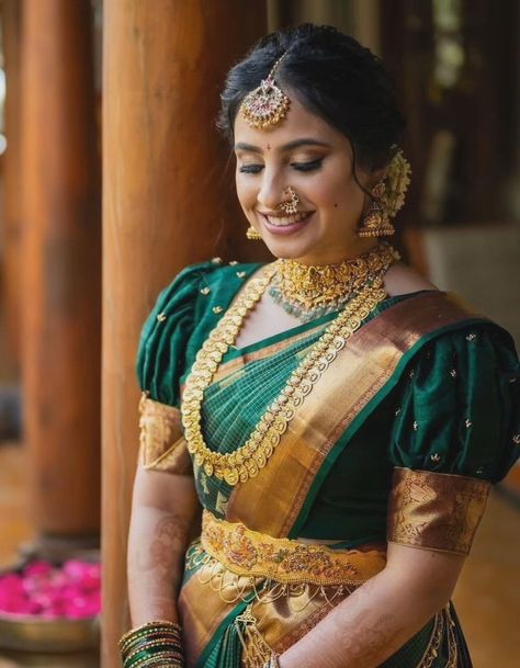 Green Pattu Saree, South Indian Bride Jewellery, Gold Jwellary, Gold Blouse Designs, Normal Blouse, Kasu Mala, Engagement Dress For Bride, Saree Women, Indian Wedding Poses