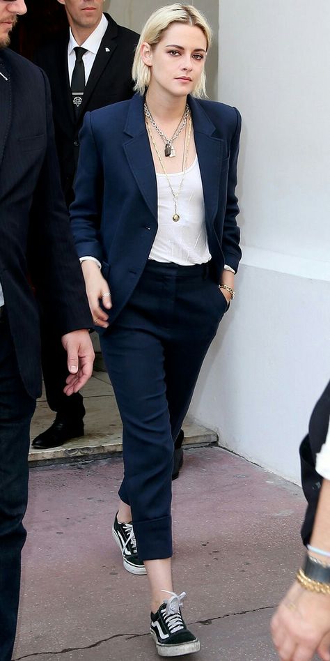 Twilight Outfits, Suits And Sneakers, Boyish Style, Kristen Stewart Style, Stylish Suit, Grunge Vintage, Outfits Fall, Celebrity Street Style, Casual Work Outfits