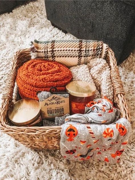 Christmas Gift Basket Ideas - Be Centsational Fall Gift Baskets, Spooky Basket, Halloween Gift Baskets, Boo Baskets, Best Gift Baskets, Halloween Baskets, Boo Basket, Christmas Gift Basket Ideas, Christmas Baskets