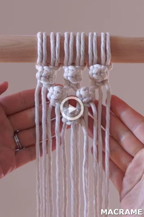 Macrame Berry Knot Tutorial, Macrame Ball Knot, Macrame Berry Knot, Simple Macrame Knots, Macrame Tutorial Beginner, Diy Macrame Tutorial, Macrame Garland, Plant Hanger Macrame, Macrame Weaving