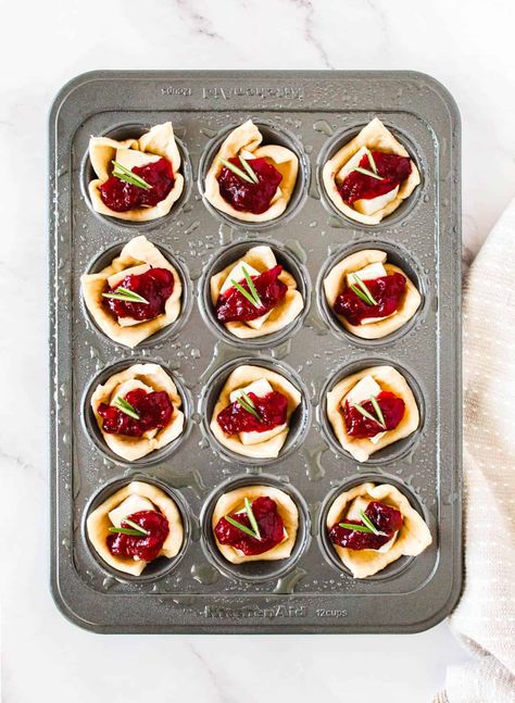 These Cranberry Brie Bites made of flaky crescent dough, brie cheese, and cranberry sauce are the perfect last-minute holiday appetizer! Made using only 4 ingredients and ready in under 30 minutes. Cranberry Brie Bites Puff Pastries, Brie Cups, Brie Tartlets, Brie Cheese Appetizer, Cranberry And Brie, Cranberry Appetizer, Cranberry Brie Bites, Crescent Dough Sheet, Cranberry Tart