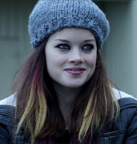 Jane Levy Shameless, Mandy Milkovich Season 1, Mandy Milkovich, Shameless Cast, Ian Shameless, Jane Levy, Mickey And Ian, Emily Bett Rickards, Dysfunctional Family