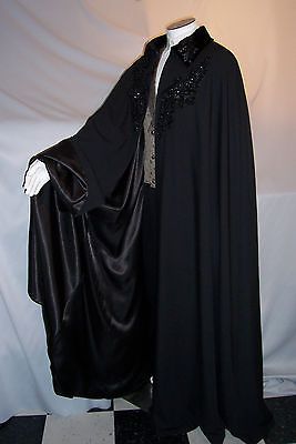 Phantom's embellished fancy Opera cloak Dark Robes Male, Black Cloak Aesthetic Male, Phantom Of The Opera Outfits, Cloak Outfit, Vampire Fashion, Magic Clothes, Fair Outfits, Mode Casual, Alternative Outfits