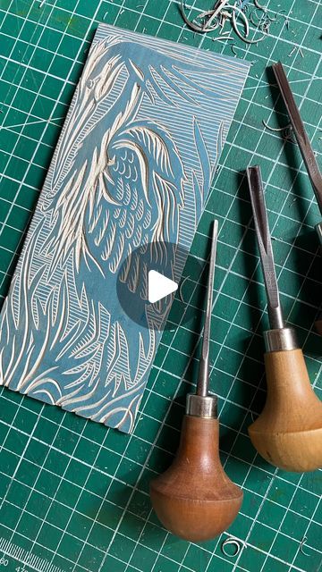 Jamie Richards - Printmaker on Instagram: "Heron - Linocut process  It’s great to be back in the home studio carving a  new block after a busy few weeks! Using up all of those saved offcuts from previous works.. 👀  A bit different from what I’ve been doing recently.. I keep seeing Grey Herons at the moment so thought I’d make another print of one.   Filling the edges of the block and creating a semi tone for a bit of depth.   Excited to test out some new paper for something in the works! 😮 🤫  • • • • #linocut #printmaking #linoprint #linocutprint #art #printmaker #reliefprint #printmakersofinstagram #print #linogravure #lino #blockprint #blockprinting #handmade #linoprinting #handprinted #illustration #imprinted #linocutting #get #handcarved #artist #linoleumprint #reliefprinting #linol Lino Print Pattern Ideas, Beginner Linocut Designs, Heron Linocut, Diy Linocut, Lino Art Ideas, Linocut Process, Lino Print Designs, Linoprint Art, Linocut Prints Ideas Simple