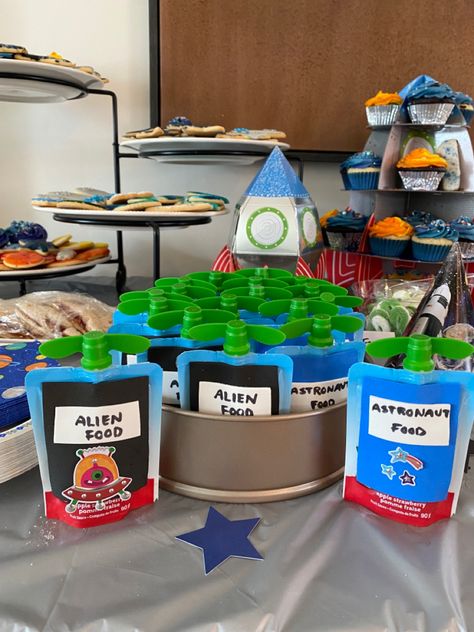 Alien ans Astronaut food for soace themed birthday Planet Theme Birthday Party Food, Space Themed Veggie Tray, Space Party Ideas Decorations, Space Themed Birthday Party Food Snacks Ideas, Astronaut Food For Kids, Space Themed Birthday Party Activities, Space Birthday Party Centerpiece, Space Themed Foods, Two The Moon Birthday Party Food